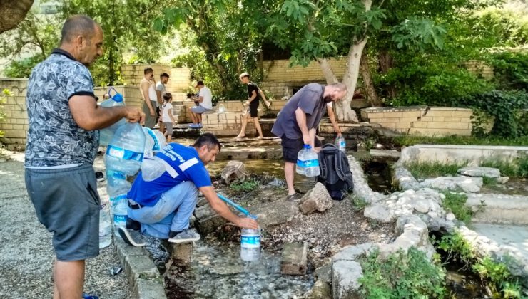 Tel örgüleri kesip bakterili sudan içiyorlar